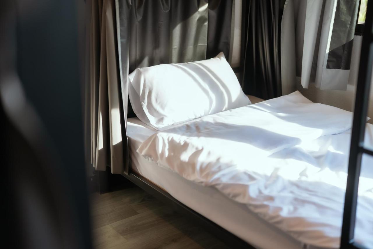 420 Hostel - Ekkamai Buds & Beds Bangkok Exteriör bild