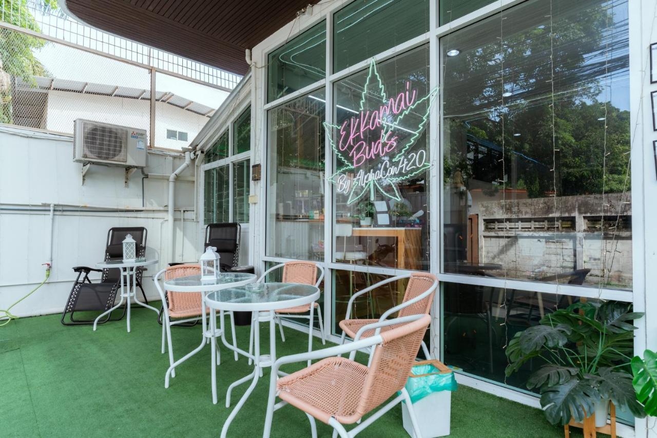 420 Hostel - Ekkamai Buds & Beds Bangkok Exteriör bild
