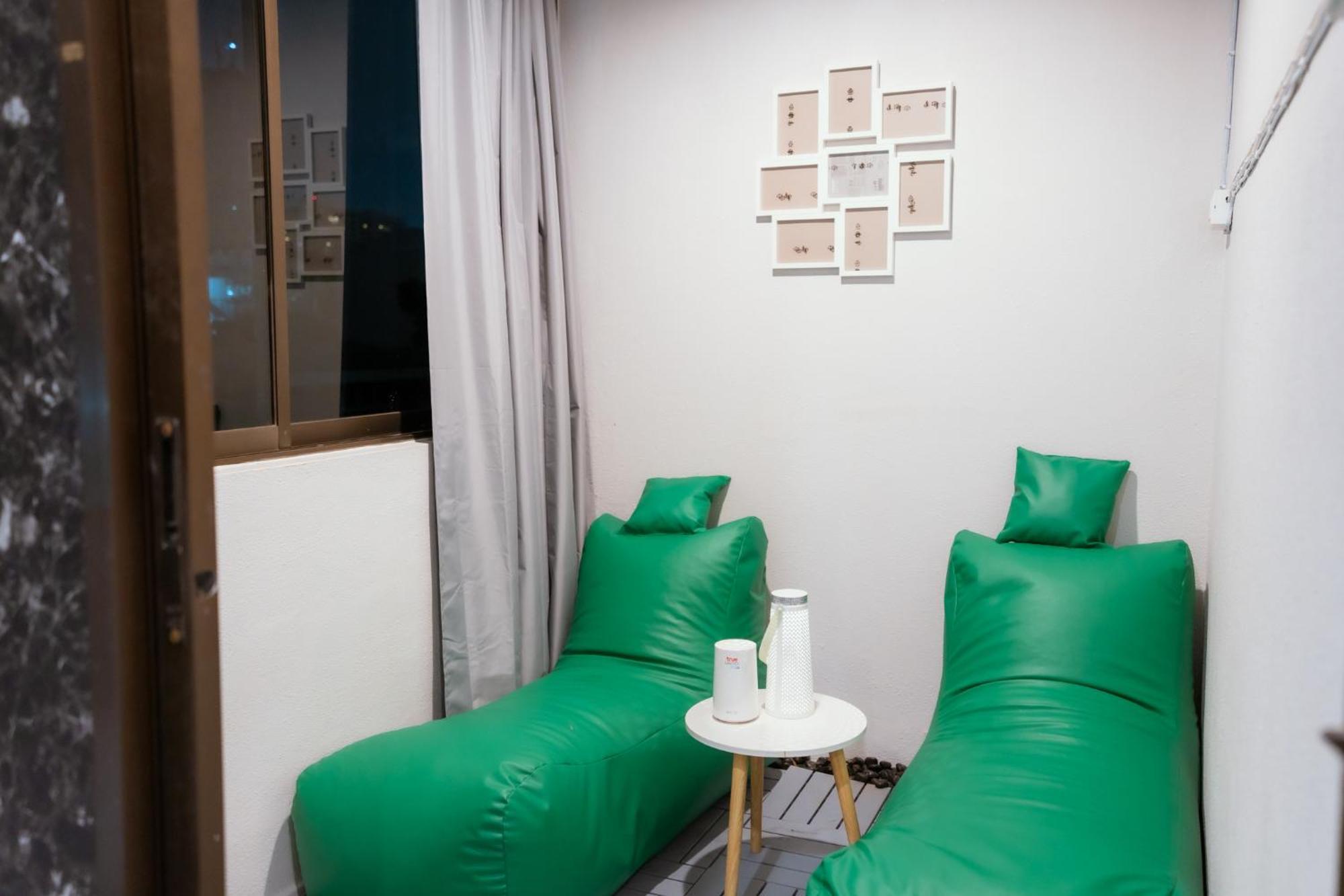 420 Hostel - Ekkamai Buds & Beds Bangkok Exteriör bild