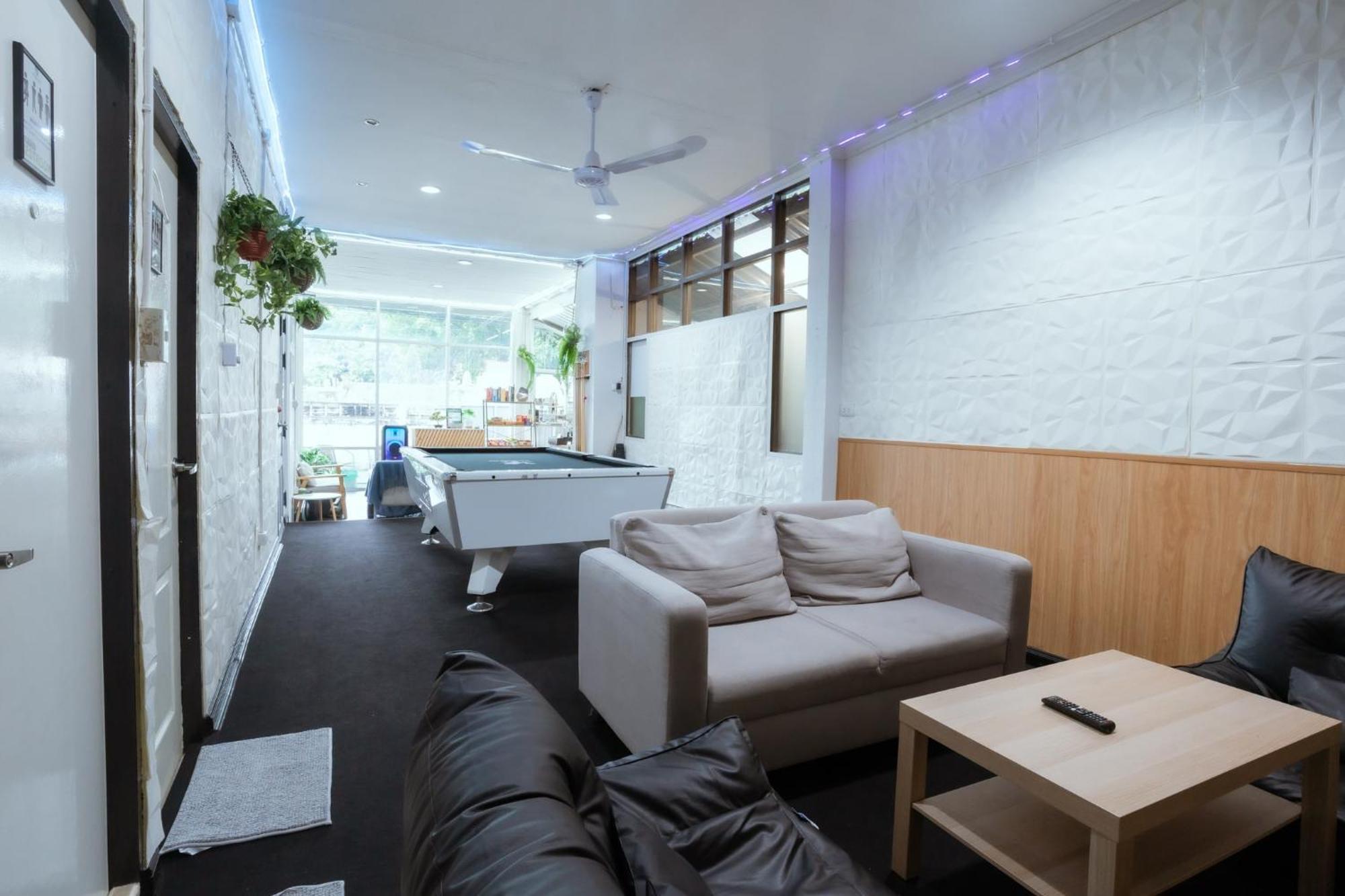 420 Hostel - Ekkamai Buds & Beds Bangkok Exteriör bild